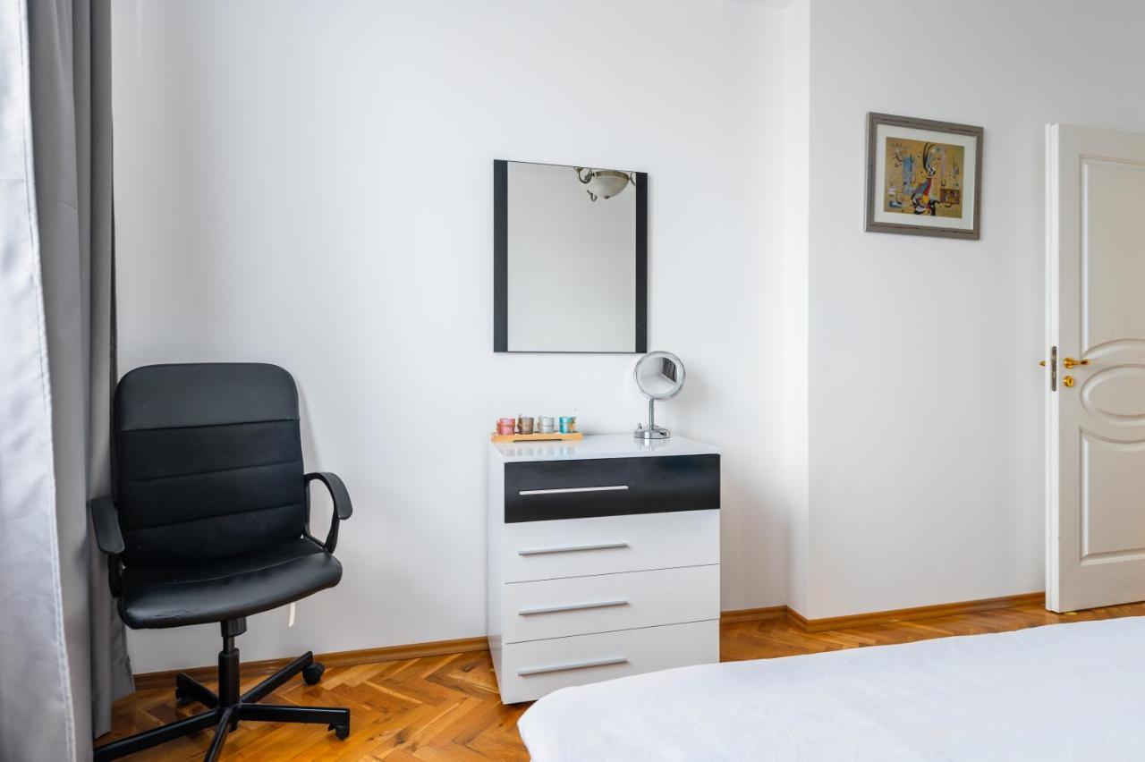 Vitosha Str 2Bd White & Blue Apt By Flat Mаnager Sofia Exteriör bild